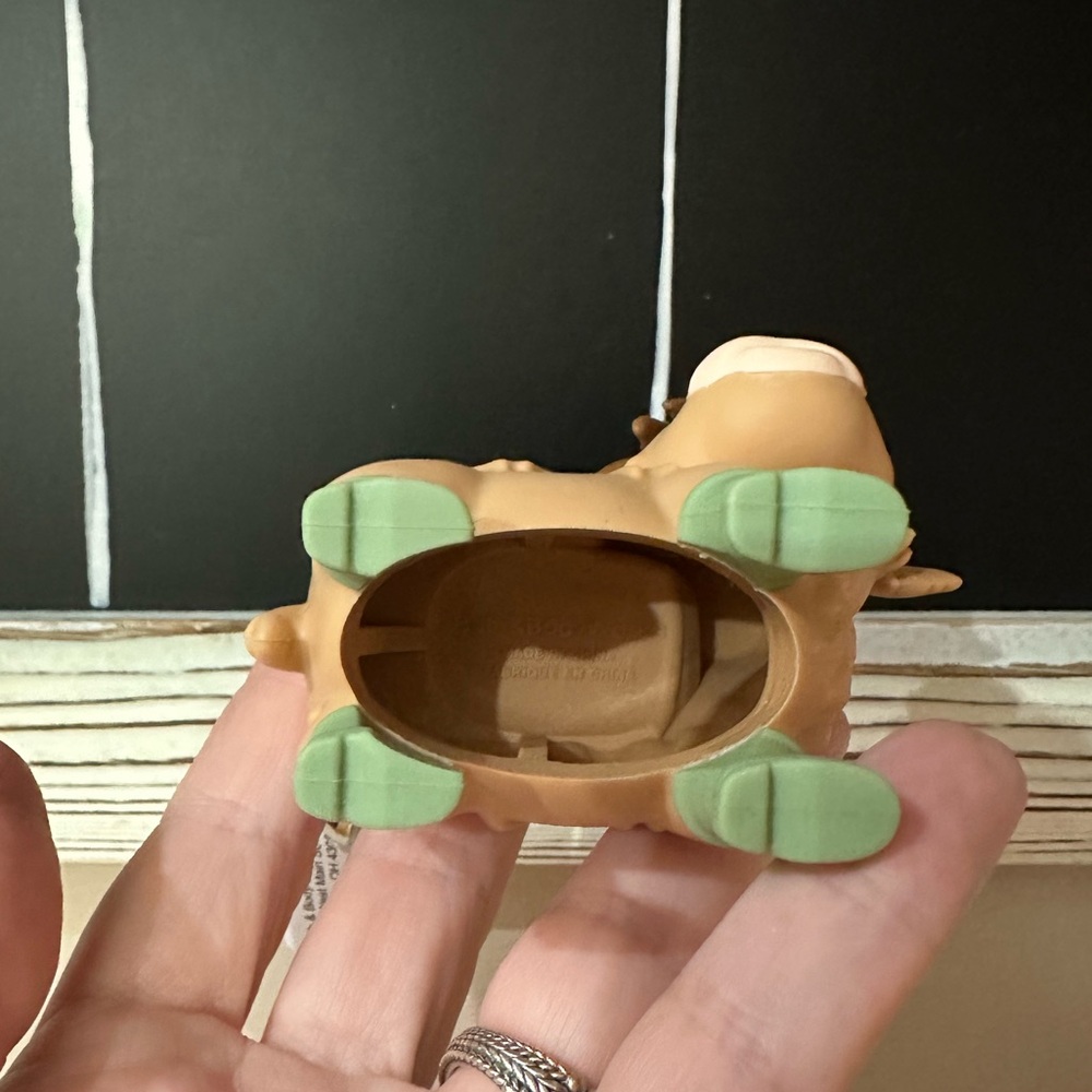 Adorable highland cow pocketboc holder. NWT. - Picture 4 of 4